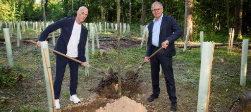 BB21-00.jpg Jacques Herzog und Pierre de Meuron pflanzen den letzten Baum der Bebbi-Bryys-Aufforstung.
