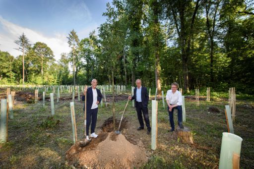 Die Preisträger Jacques Herzog und Pierre de Meuron mit Daniel Müller, Direktor Zentrale Dienste, neben der letzten zu pflanzenden Traubeneiche der Aktion