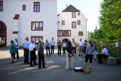 vor dem Waisenhaus