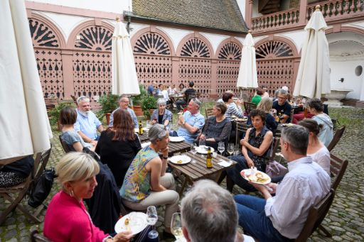 Mit Apéro im Innenhof des Basler Stadthauses