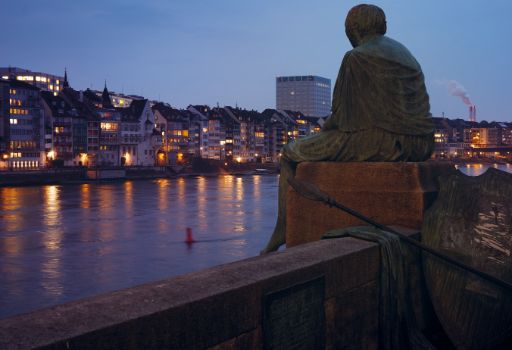 Helvetiastatue am Rhein