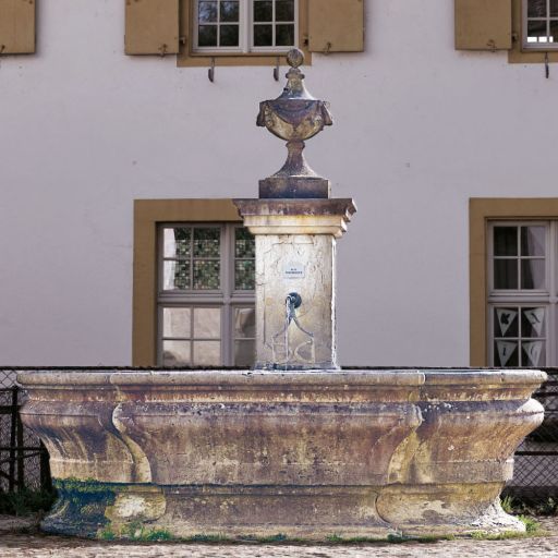Ein Brunnen in den Merian-Gärten