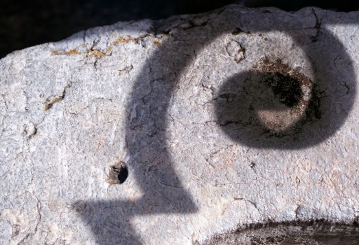 Licht- und Schattenspiel an einem Brunnen auf dem BSB-Areal