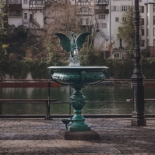 Ein Basilisken-Brunnen am Rhein