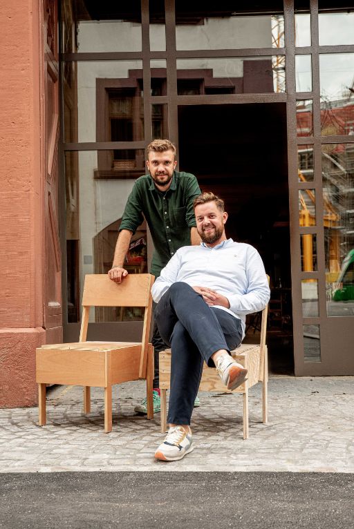 Die restlichen Stühle werden bei der Eröffnungsaktion gemeinsam mit den Gästen zusammengebaut.