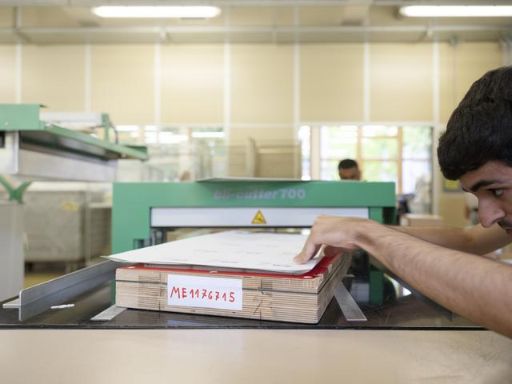 Arbeiten am Cutter in der BSB Fertigung und Technik