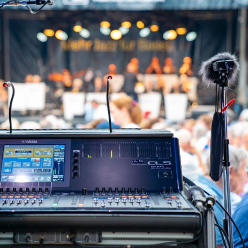 Nahaufnahme Musikfestival Em Bebbi sy Jazz: Mischpult, Blick auf die Bühne, dazwischen Publikum